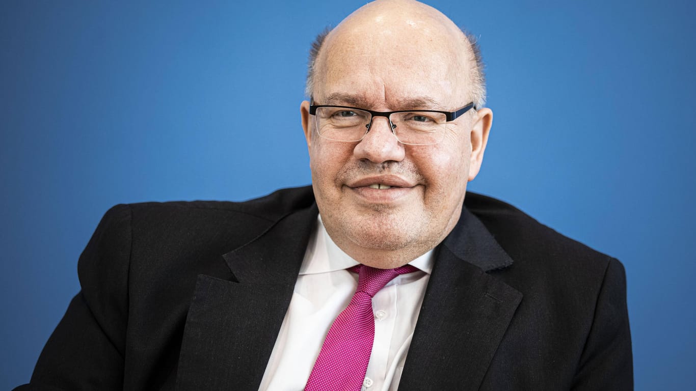 Peter Altmaier: Der Bundesminister fuer Wirtschaft und Energie plant weitere Corona-Hilfen für Unternehmen.