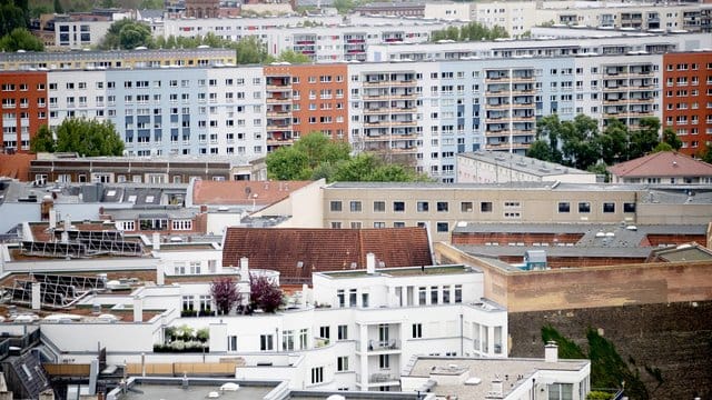 Mietshäuser: Besonders in Ballungsgebieten sind die Mieten stark gestiegen. Die Mietpreisbremse hat diesen Anstieg etwas verlangsamt.