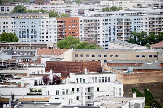 Mietshäuser: Besonders in Ballungsgebieten sind die Mieten stark gestiegen. Die Mietpreisbremse hat diesen Anstieg etwas verlangsamt.