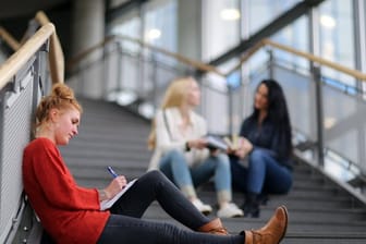 Ein duales Studium bedeutet Doppelbelastung: Und an der Hochschule gibt es meist einen straffen Zeitplan.