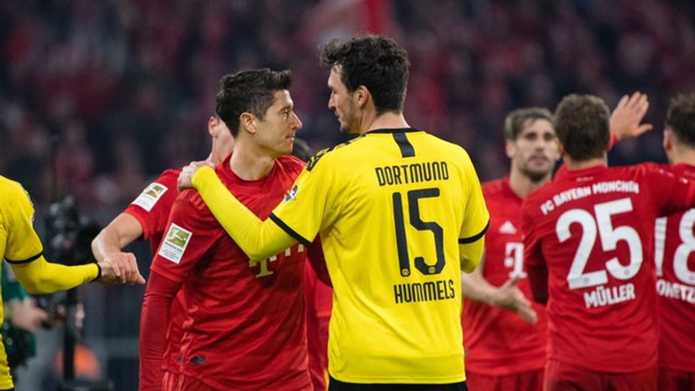 Treffen am Dienstag im Topspiel aufeinander: Bayern-Torjäger Robert Lewandowski (l) und BVB-Verteidiger Mats Hummels.