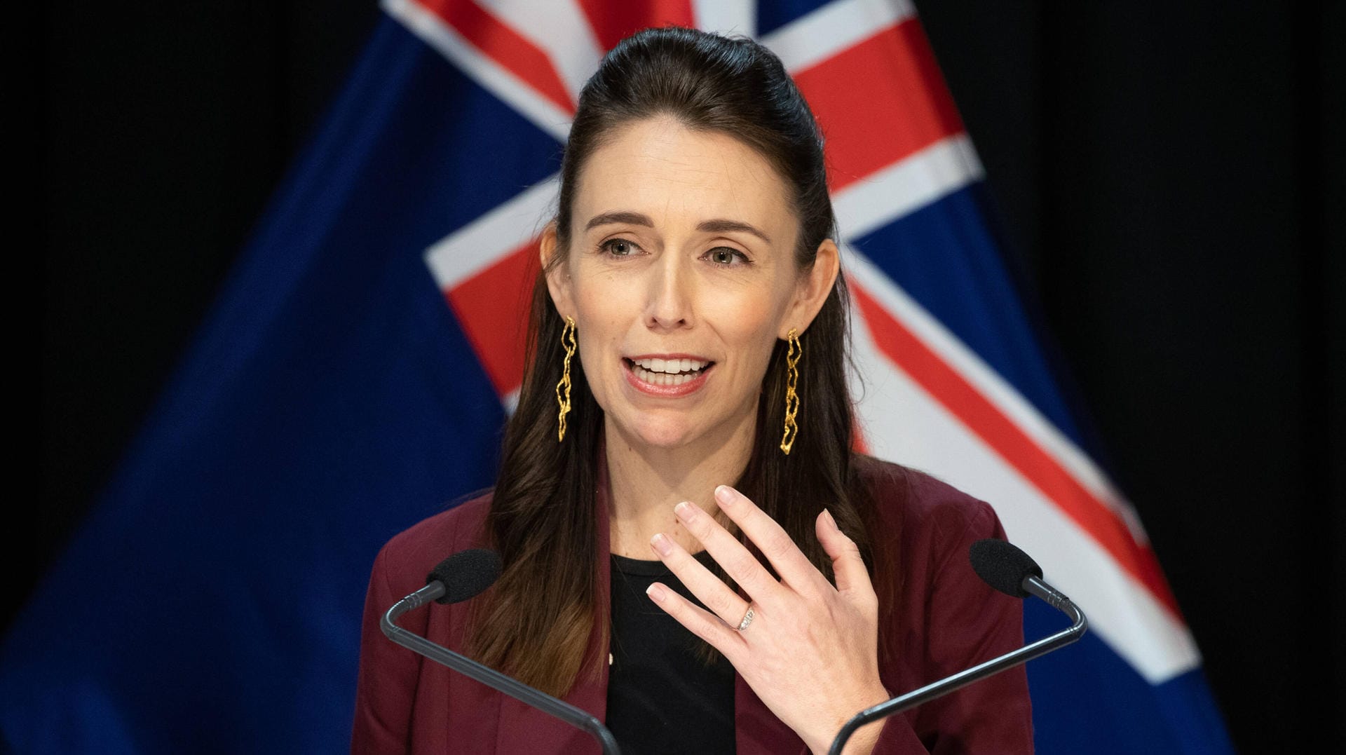 Jacinda Ardern: Die neuseeländische Regierungschefin wurde während eines Interviews von einem Erdbeben überrascht. Jacinda Ardern: Die neuseeländische Regierungschefin wurde während eines Interviews von einem Erdbeben überrascht.
