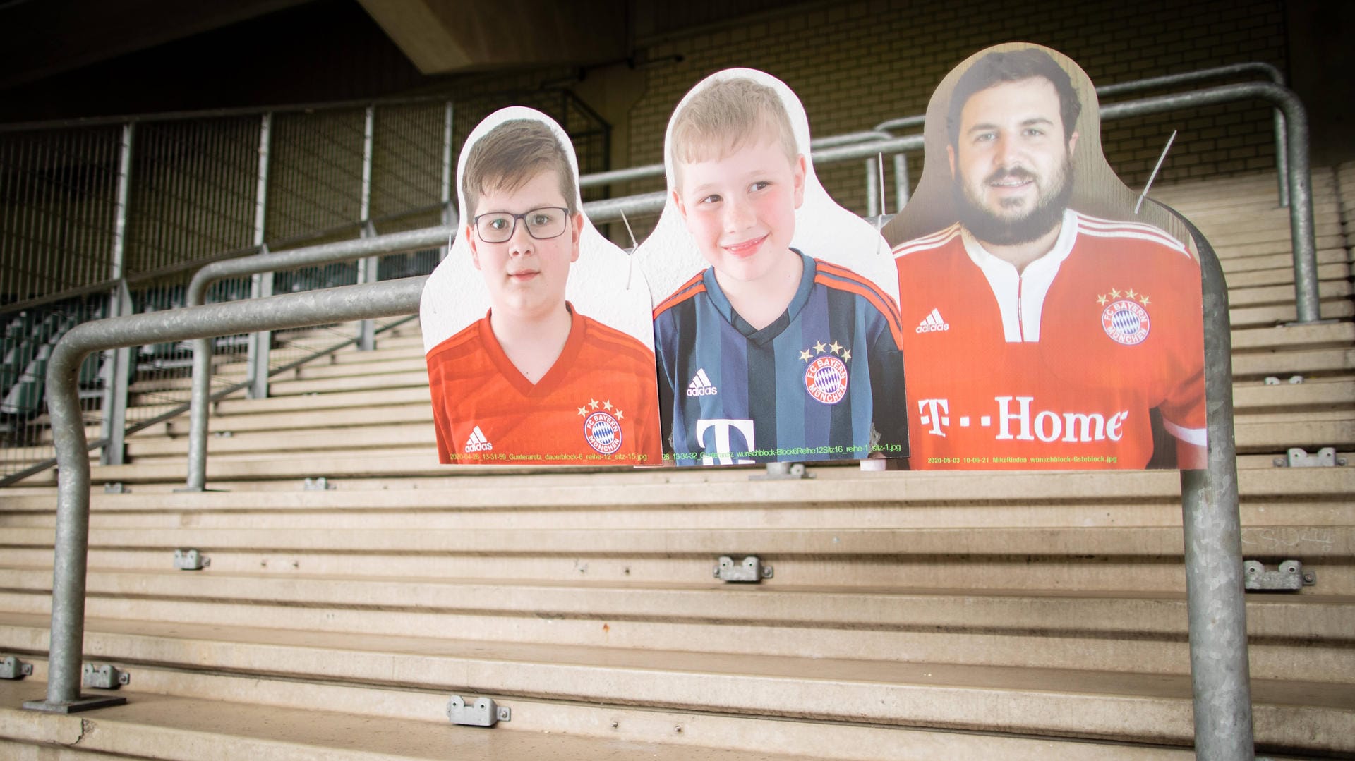 Bayern-Fans als Pappfiguren: FCB-Anhänger sind in Dortmund genau wie BVB-Fans nicht zugelassen.