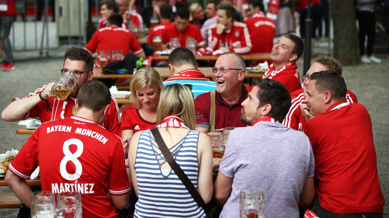 Bayern-Fans im Biergarten beim Gewinn der Meisterschaft 2018: Szenen wie diese wird es in den kommenden Wochen nicht geben.