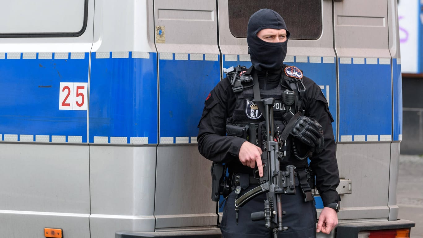 Ein bewaffneter Polizist bei einer Razzia in Berlin (Symbolbild): In 2019 sind über 700 Objekte von der Polizei durchsucht worden.
