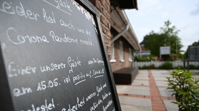 Nach dem Besuch eines Lokals im Landkreis Leer sind mehrere Menschen positiv auf das Coronavirus getestet worden. Nach dem Besuch eines Lokals im Landkreis Leer sind mehrere Menschen positiv auf das Coronavirus getestet worden.