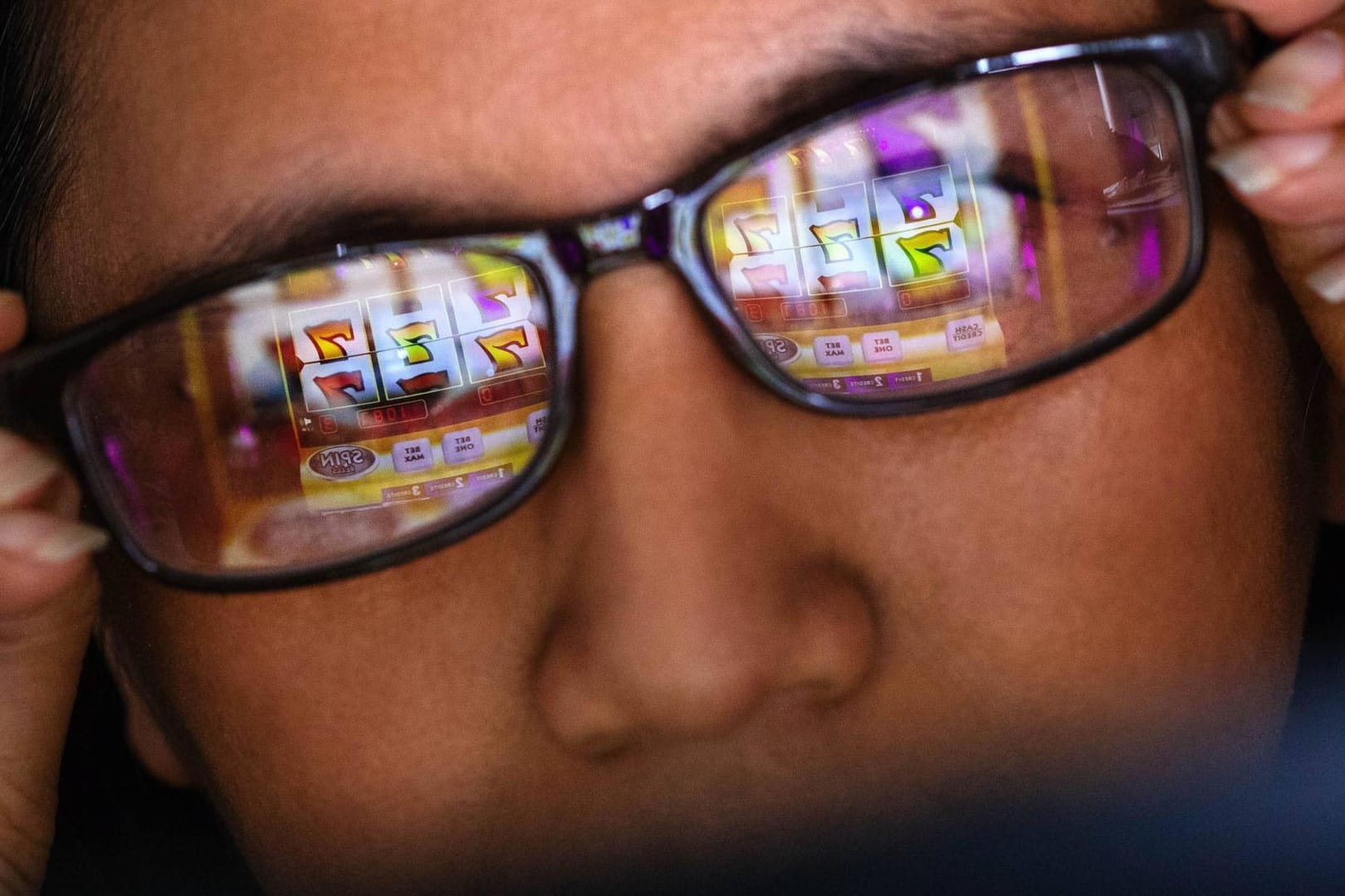 Eine Kundin spielt ein Online-Casino-Spiel: Legal sind Online-Casinos nur in Schleswig-Holstein. Trotzdem werben die Anbieter bundesweit. Ist das erlaubt?