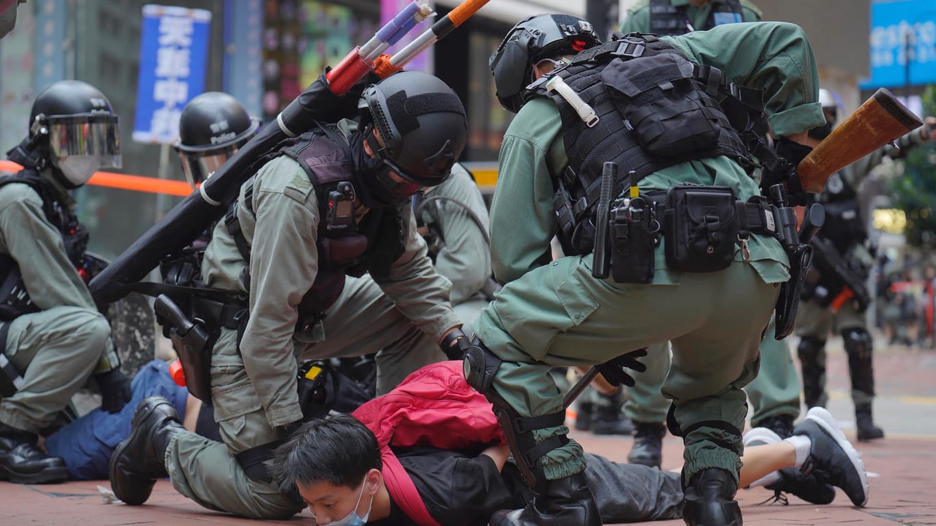 Polizisten verhaften einen pro-demokratischen Demonstranten.