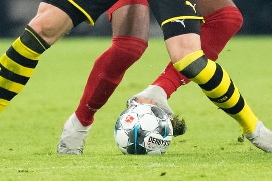 Der FC Bayern München muss am Dienstag bei Borussia Dortmund antreten.