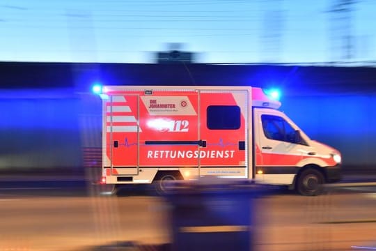 Ein Rettungswagen mit Blaulicht (Symbolbild): In Hagen ist ein Autofahrer bei einem Unfall gestorben.