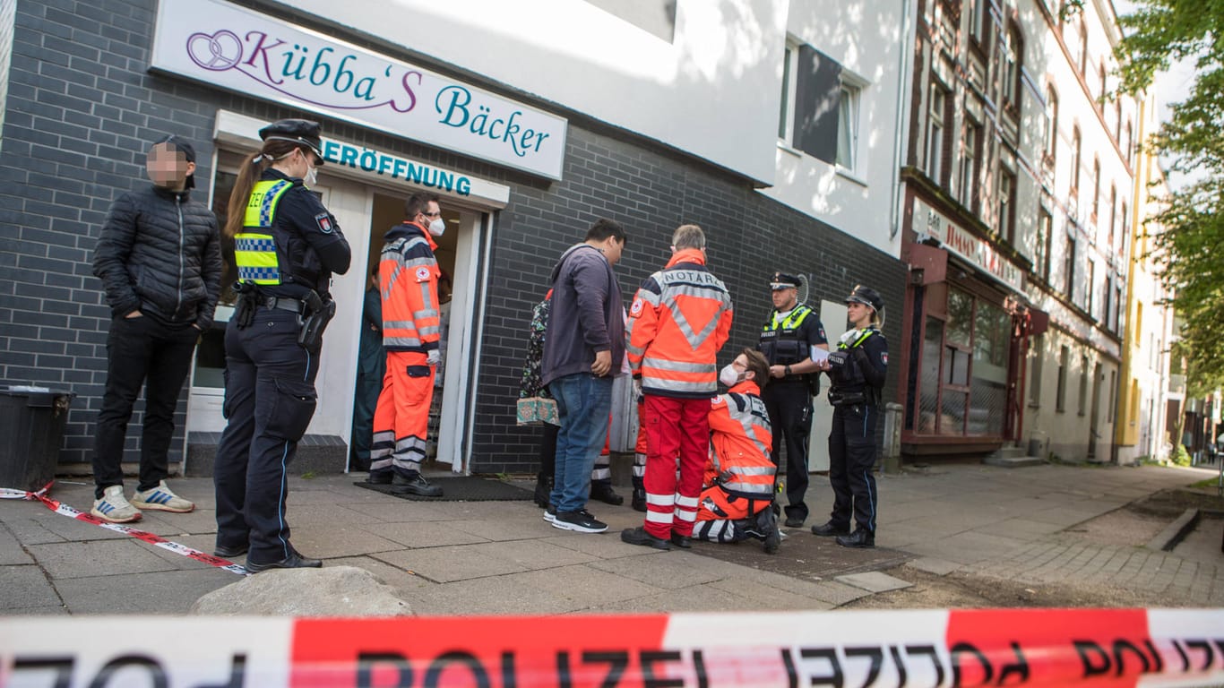 Polizei und Feuerwehr von einer Bäckerei in Hamburg-Wilhelmsburg: Löste eine Familienfeier einen Großeinsatz aus?