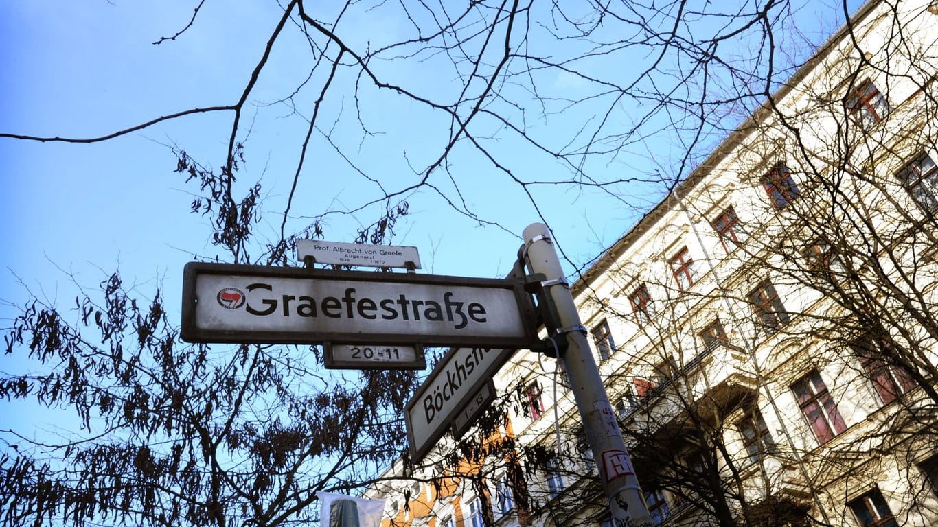 Auf einem Straßenschild steht "Graefestraße": In einer Wohnung ist ein Mann niedergestochen worden.