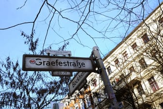 Auf einem Straßenschild steht "Graefestraße": In einer Wohnung ist ein Mann niedergestochen worden.