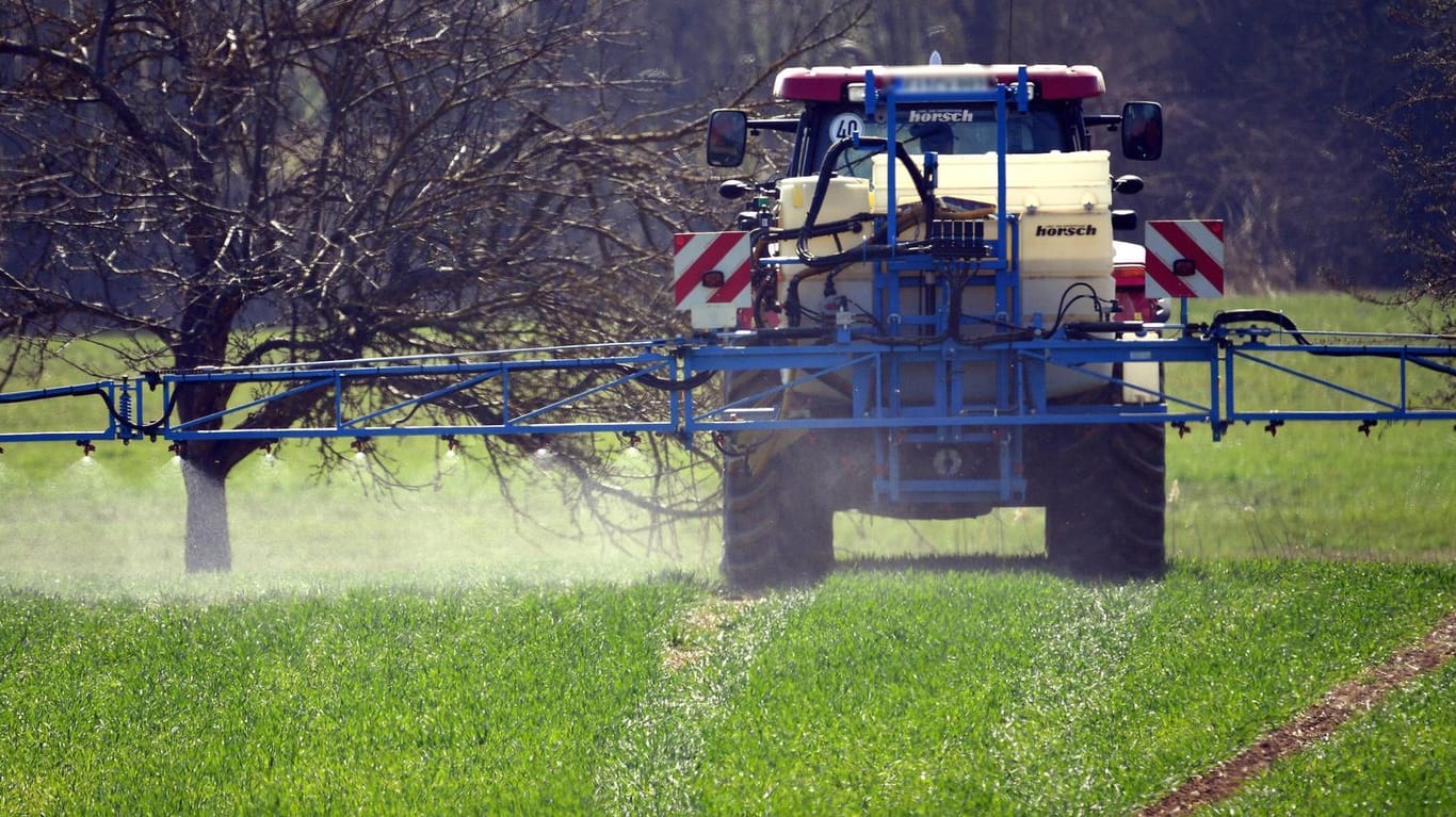 Ein Landwirt spritzt das Unkrautvernichtungsmittel Glyphosat aus: Im Prozess um angebliche Krebsrisiken wurde möglicherweise eine Einigung erzielt.