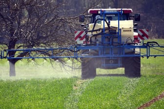 Ein Landwirt spritzt das Unkrautvernichtungsmittel Glyphosat aus: Im Prozess um angebliche Krebsrisiken wurde möglicherweise eine Einigung erzielt.