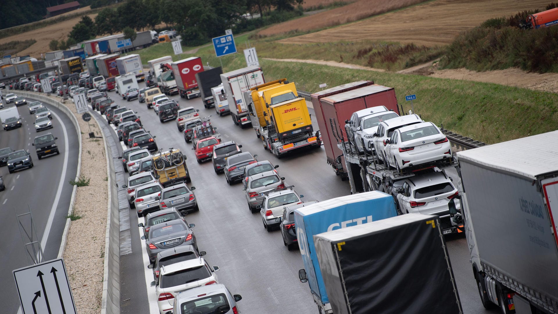 Stau: Der ADAC Baden-Württemberg rechnet zu Beginn der Pfingstferien mit Staus auf den Autobahnen im Bundesland.