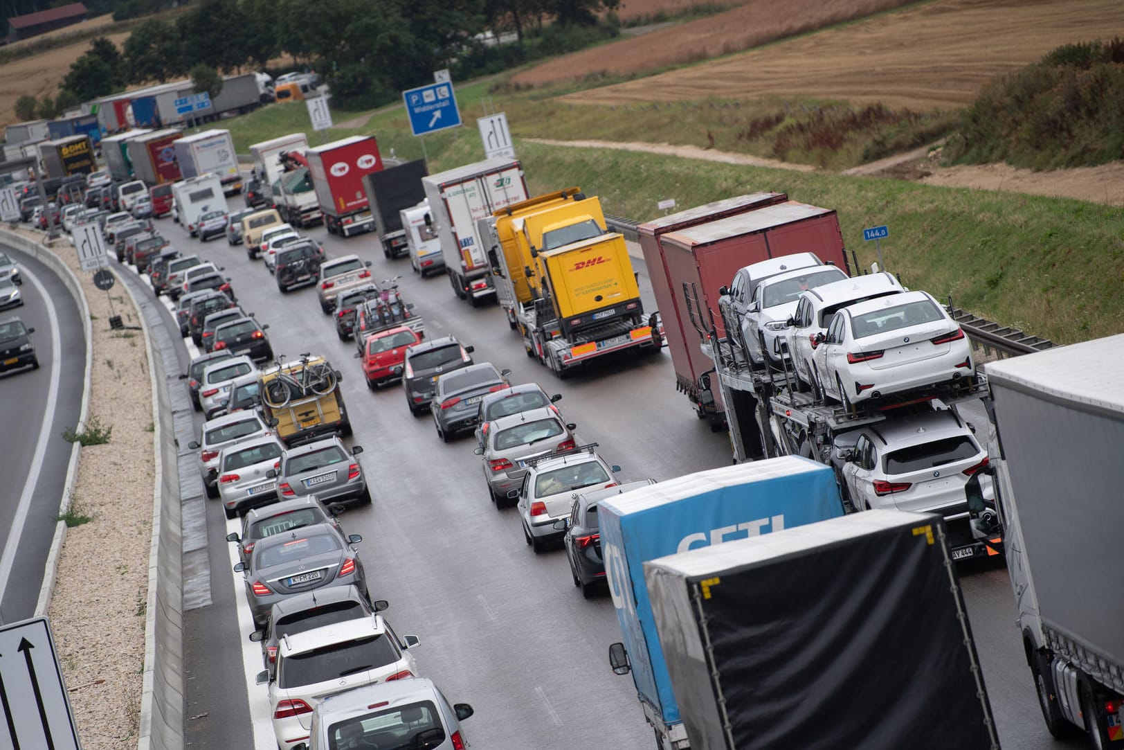 Stau: Der ADAC Baden-Württemberg rechnet zu Beginn der Pfingstferien mit Staus auf den Autobahnen im Bundesland.