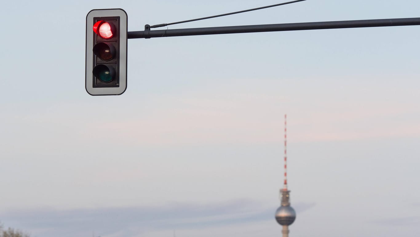 Eine Ampel zeigt rot – im Hintergrund der Berliner Fernsehturm: Die erste Berliner Corona-Ampel zeigt rot.