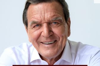 Gerhard Schröder (SPD), Altbundeskanzler, abgebildet mit dem Titel seines Podcasts, "Gerhard Schröder - Die Agenda".