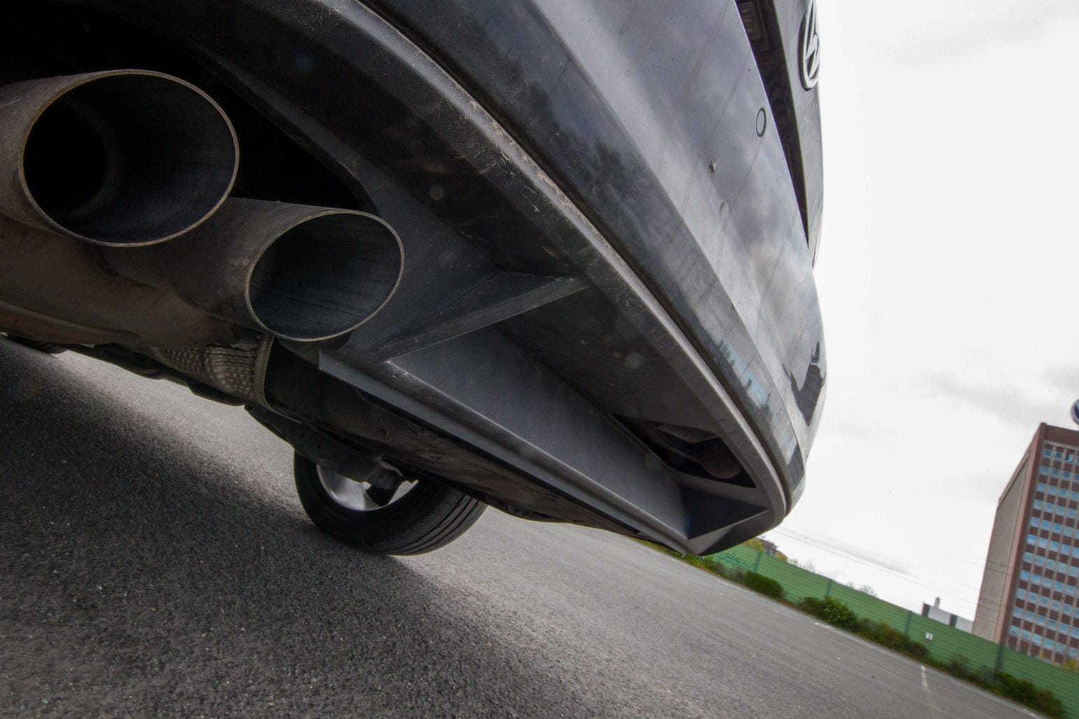 Auspuff eines VW Golf Diesel: Der Volkswagen-Konzern muss viele Kunden entschädigen. Auspuff eines VW Golf Diesel: Der Volkswagen-Konzern muss viele Kunden entschädigen.