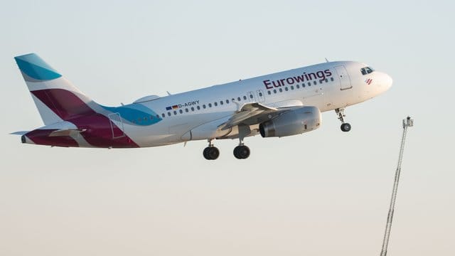 Ein Flugzeug der Eurowings startet: Wegen einer fehlenden Landeerlaubnis, musste ein Flieger zu seinem Startflughafen in Düsseldorf zurückfliegen. Ein Flugzeug der Eurowings startet: Wegen einer fehlenden Landeerlaubnis, musste ein Flieger zu seinem Startflughafen in Düsseldorf zurückfliegen.