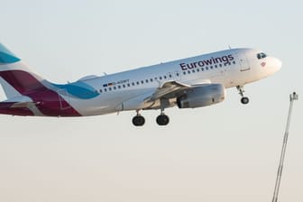 Ein Flugzeug der Eurowings startet: Wegen einer fehlenden Landeerlaubnis, musste ein Flieger zu seinem Startflughafen in Düsseldorf zurückfliegen.