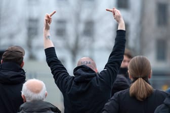 Rechter Auflauf in Bielefeld (Archivfoto): Ein Mitglied der radikalen Szene ist wegen Körperverletzung angezeigt worden.