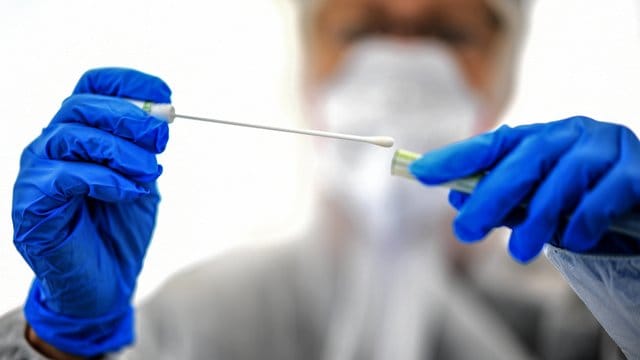 Ein Abstrichstäbchen in einer ambulanten Corona-Test-Einrichtung. Ein Abstrichstäbchen in einer ambulanten Corona-Test-Einrichtung.