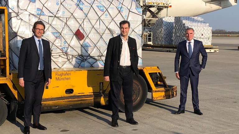 Verkehrsminister Andreas Scheuer (l.) und Bayerns Ministerpräsident Markus Söder (M.) posieren vor einer Schutzgutlieferung in München: Nicht nur der Bund stieg in die Beschaffungsmaßnahmen ein, auch die Länder wurden aktiv.