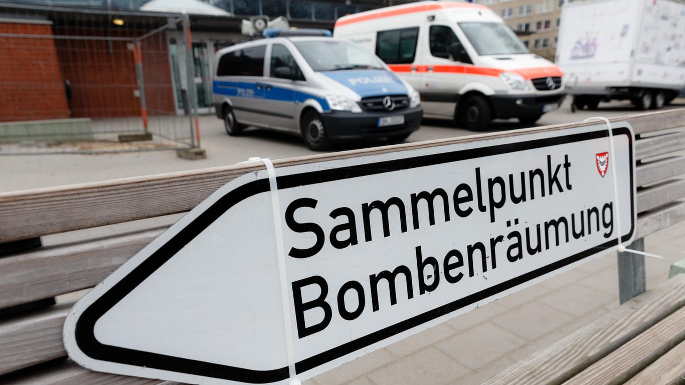 Ein Hinweisschild mit der Aufschrift "Sammelpunkt Bombenräumung": In Kiel ist ein Blindgänger gefunden worden.
