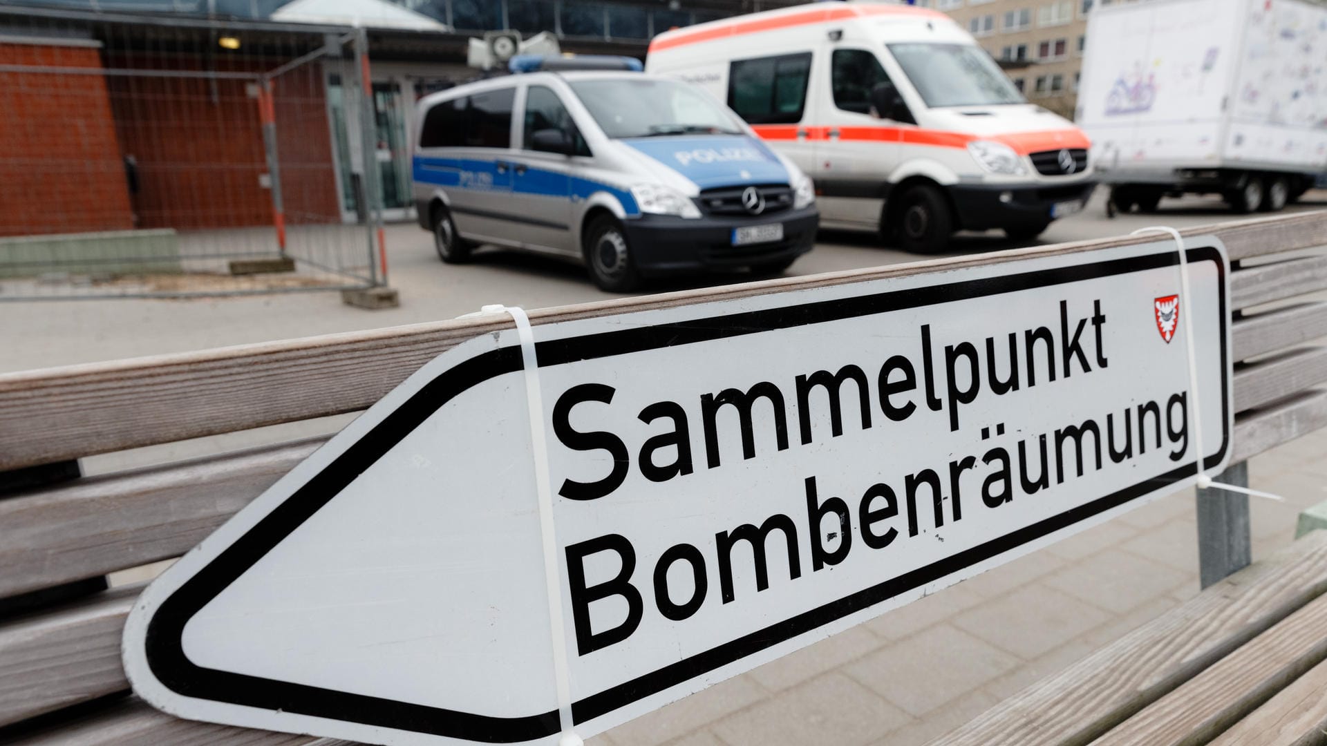 Ein Hinweisschild mit der Aufschrift "Sammelpunkt Bombenräumung": In Kiel ist ein Blindgänger gefunden worden.