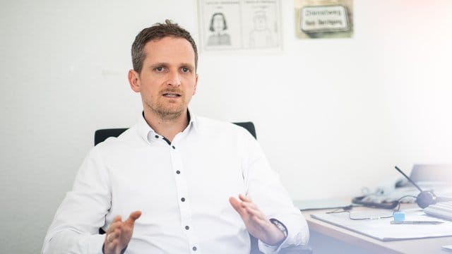 Kampf gegen die Corona-Ausbreitung: In den Gesundheitsämtern versuchen "Virus-Detektive" wie Lutz Ehlkes, Infizierte aufzuspüren. Kampf gegen die Corona-Ausbreitung: In den Gesundheitsämtern versuchen "Virus-Detektive" wie Lutz Ehlkes, Infizierte aufzuspüren.