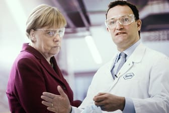 Bundeskanzlerin Angela Merkel und Gesundheitsminister Jens Spahn (Symbolmontage): Auf die Pandemie war Deutschland hinsichtlich von Schutzausrüstung schlecht vorbereitet.