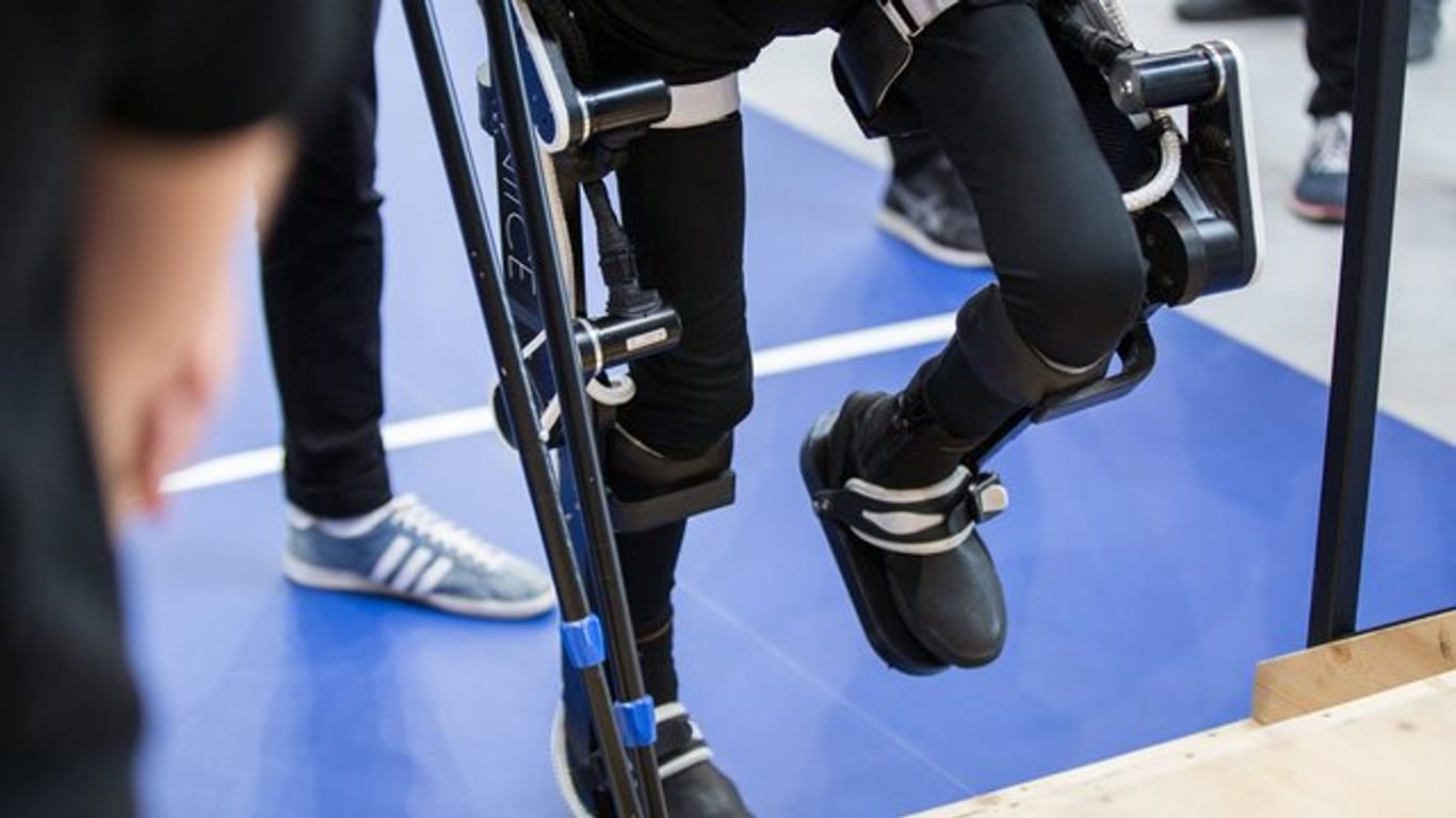 Exoskelette wie dieses unterstützen Menschen mit Querschnittslähmung beim Gehen.