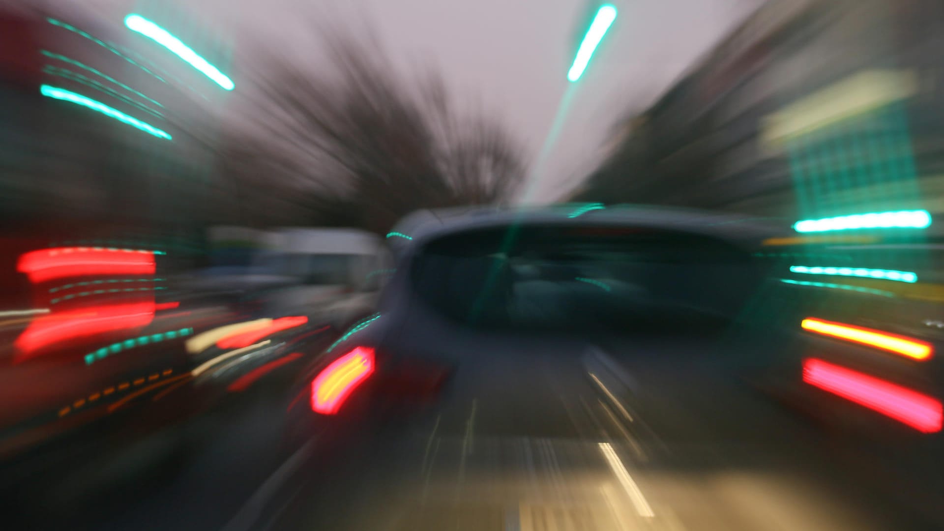 Autos fahren auf einer Straße (Symbolbild): In Köln haben sich zwei Autofahrer ein mutmaßlich illegales Straßenrennen geliefert. Autos fahren auf einer Straße (Symbolbild): In Köln haben sich zwei Autofahrer ein mutmaßlich illegales Straßenrennen geliefert.