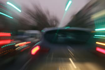 Autos fahren auf einer Straße (Symbolbild): In Köln haben sich zwei Autofahrer ein mutmaßlich illegales Straßenrennen geliefert.