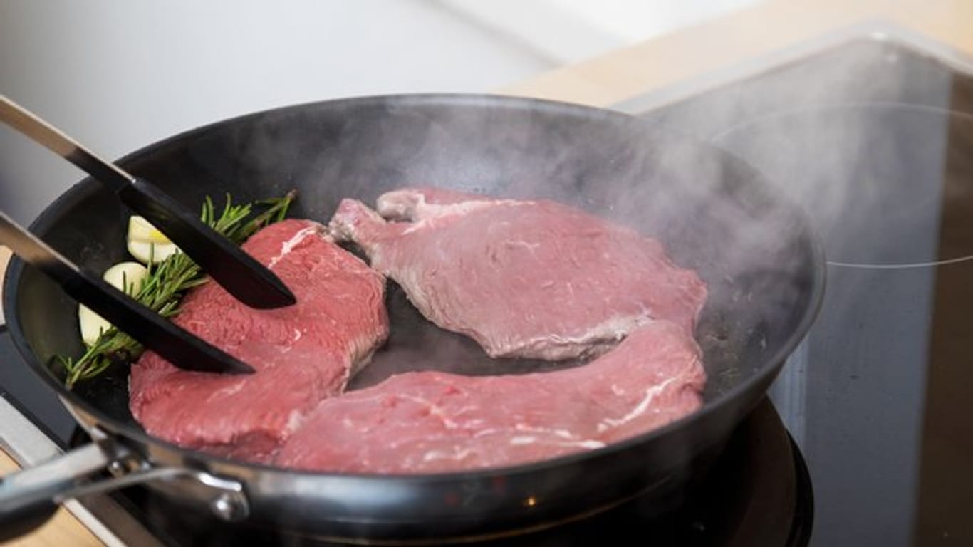 Laut einer Forsa-Umfrage gibt nur noch ein Viertel der Befragten an, jeden Tag Fleisch oder Wurst zu essen.