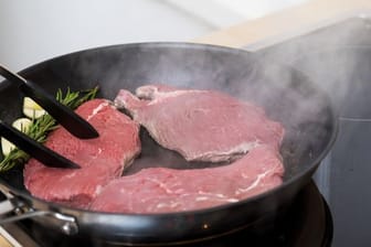 Laut einer Forsa-Umfrage gibt nur noch ein Viertel der Befragten an, jeden Tag Fleisch oder Wurst zu essen.