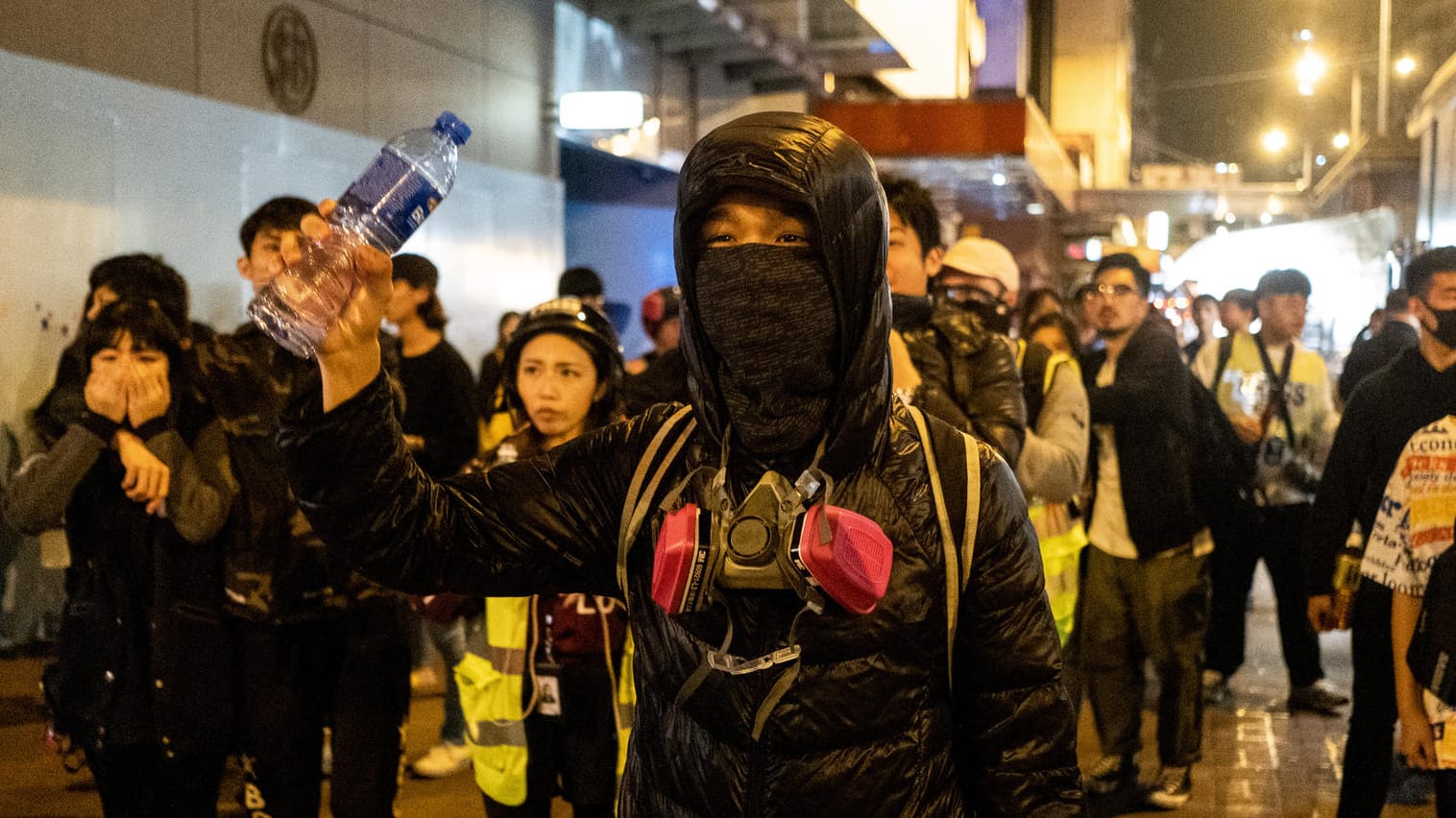 Demonstranten in Hongkong: Die Stimmung bei den regierungskritischen Protesten wird aggressiver. Demonstranten in Hongkong: Die Stimmung bei den regierungskritischen Protesten wird aggressiver.