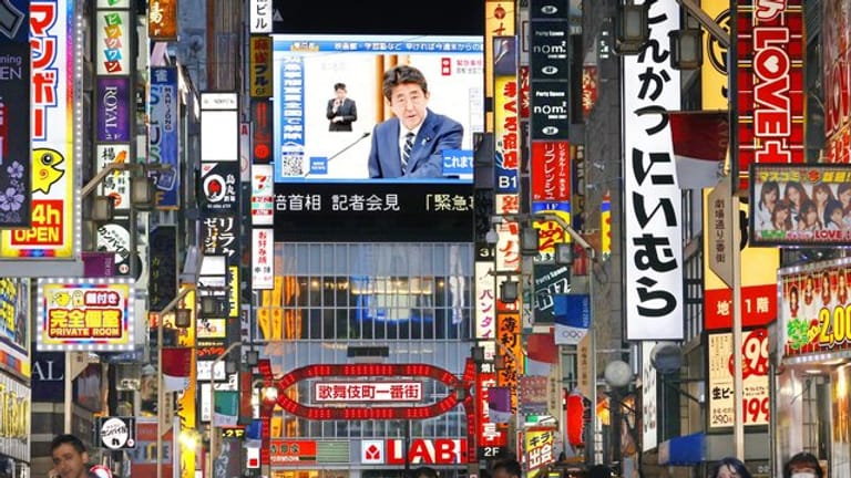 Eine große Leinwand in Tokio zeigt den japanischen Premierminister Shinzo Abe, der das Ende des Ausnahmezustands verkündet.