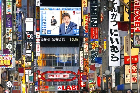 Eine große Leinwand in Tokio zeigt den japanischen Premierminister Shinzo Abe, der das Ende des Ausnahmezustands verkündet.