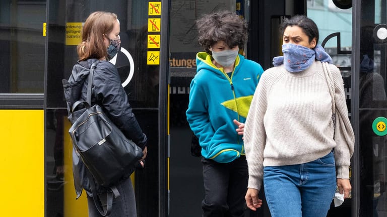 Fahrgäste mit Maske steigen in Berlin aus einer Straßenbahn: In Corona-Zeiten gehört die Maskenpflicht zu den wichtigsten Verhaltensmaßnahmen zum Schutz vor dem Virus.