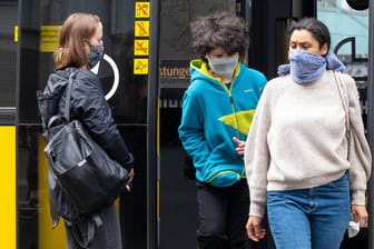 Fahrgäste mit Maske steigen in Berlin aus einer Straßenbahn: In Corona-Zeiten gehört die Maskenpflicht zu den wichtigsten Verhaltensmaßnahmen zum Schutz vor dem Virus.