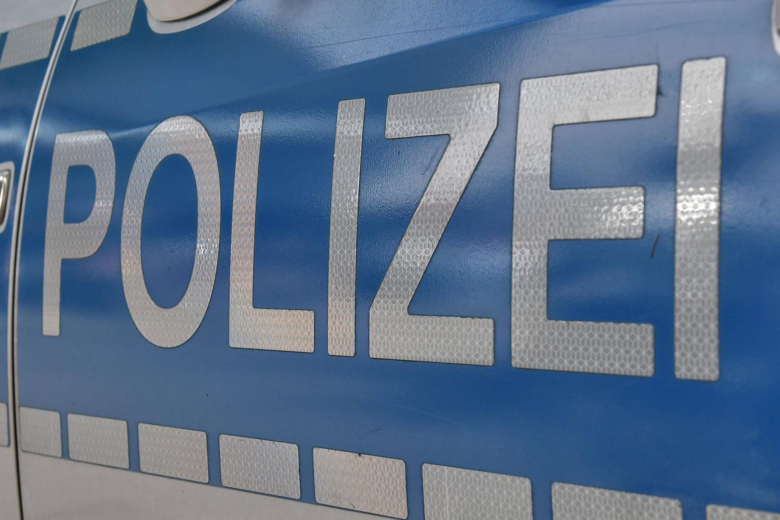 Die Aufschrift "Polizei" steht auf einem Einsatzwagen (Symbolbild): Unbekannte haben einen Erfurter attackiert.