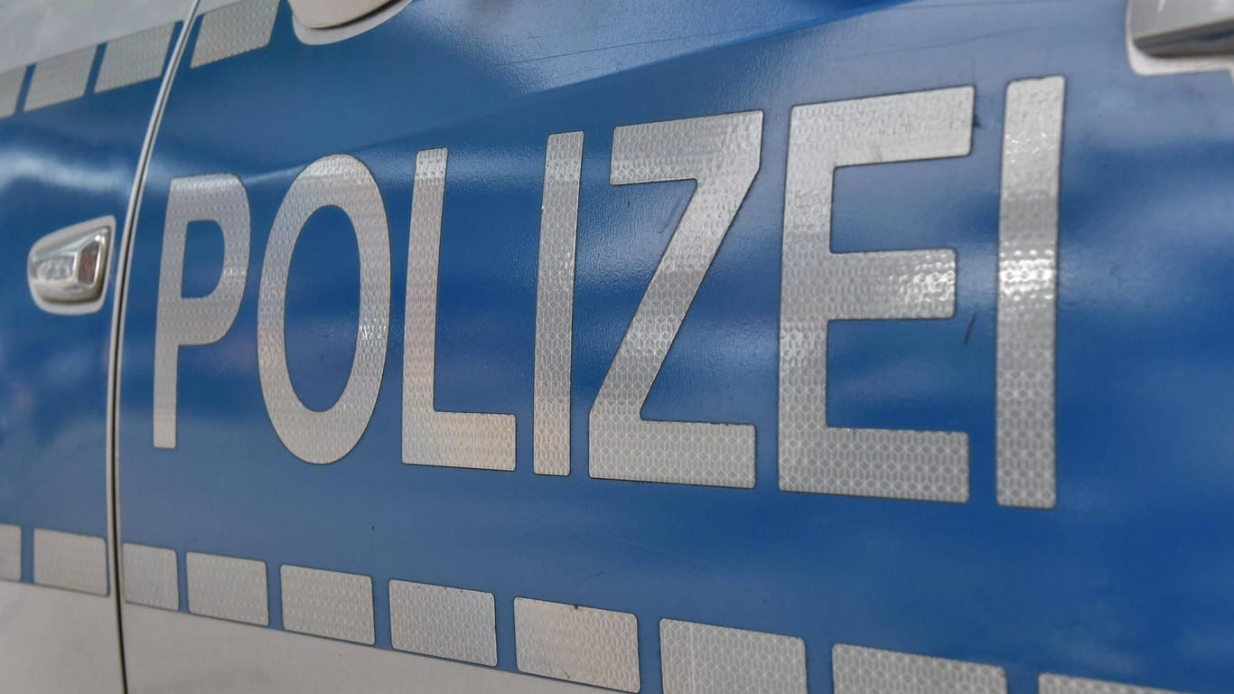 Die Aufschrift "Polizei" steht auf einem Einsatzwagen (Symbolbild): Unbekannte haben einen Erfurter attackiert.
