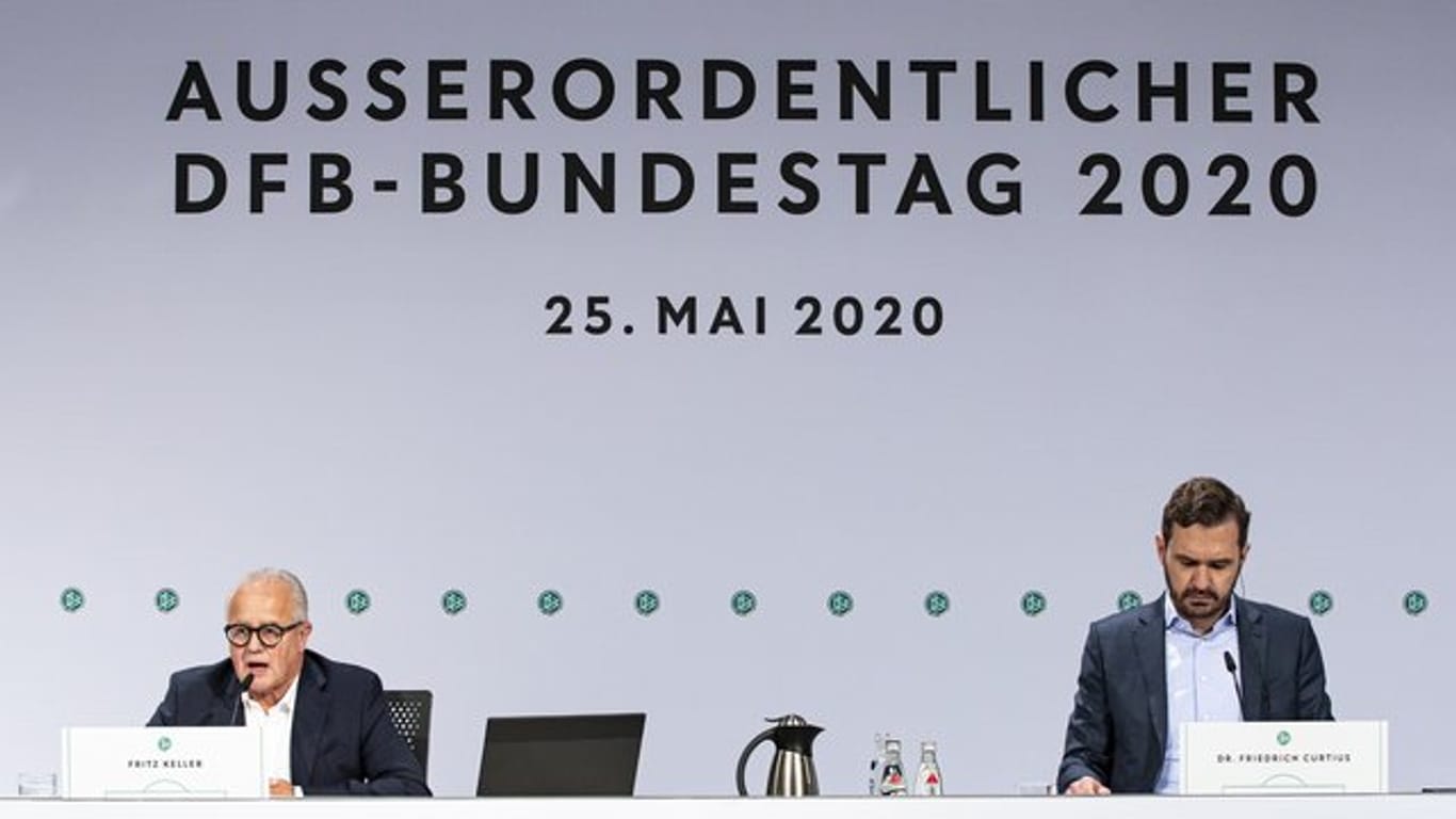 DFB-Präsident Fritz Keller (l) und Generalsekretär Friedrich Curtius.