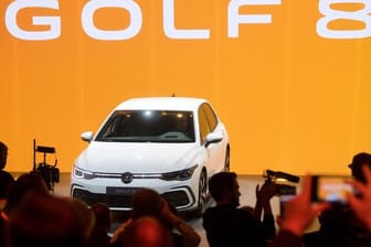 Wegen Problemen mit dem elektronischen Notrufassistenten eCall hat VW für den Golf 8 einen Auslieferungsstopp verhängt.