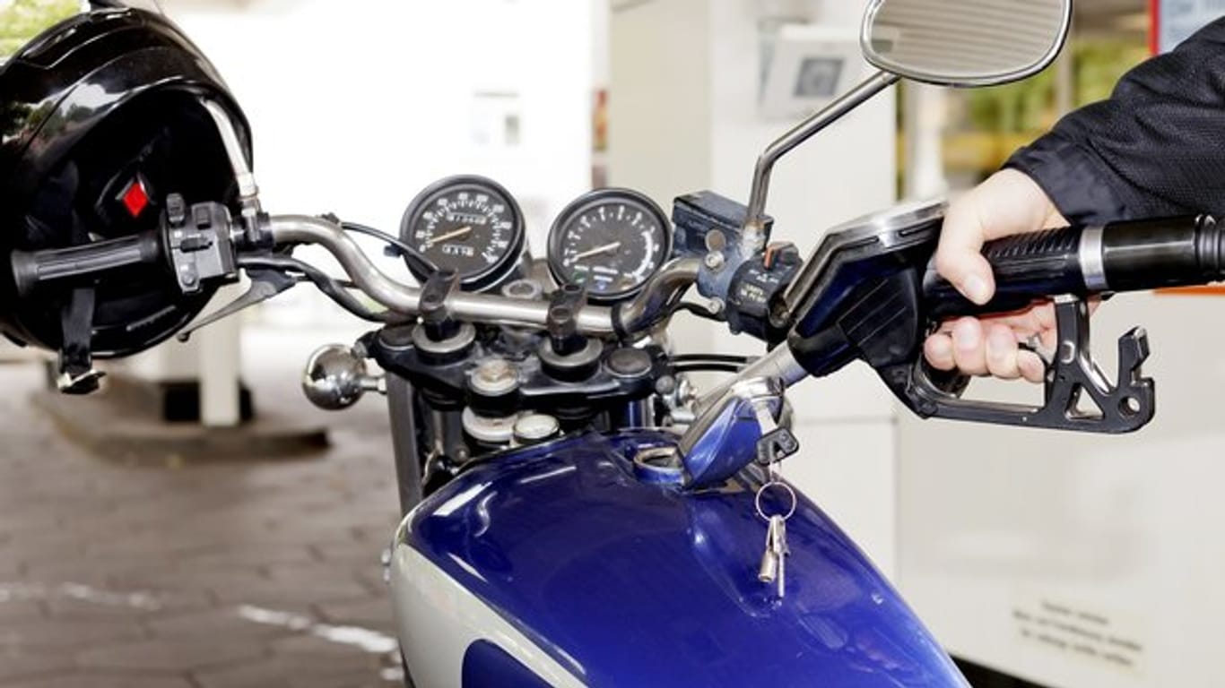 Beim Tanken kann es für Motorradfahrer verboten sein, den Helm aufzulassen - das soll die Gefahr von Überfällen mindern.