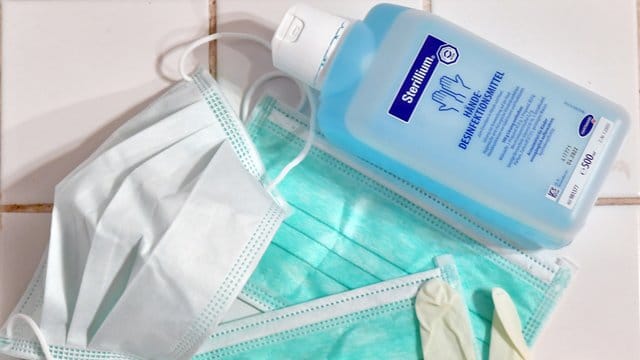 Desinfektionsmittel, Mundschutz und Einmalhandschuhe