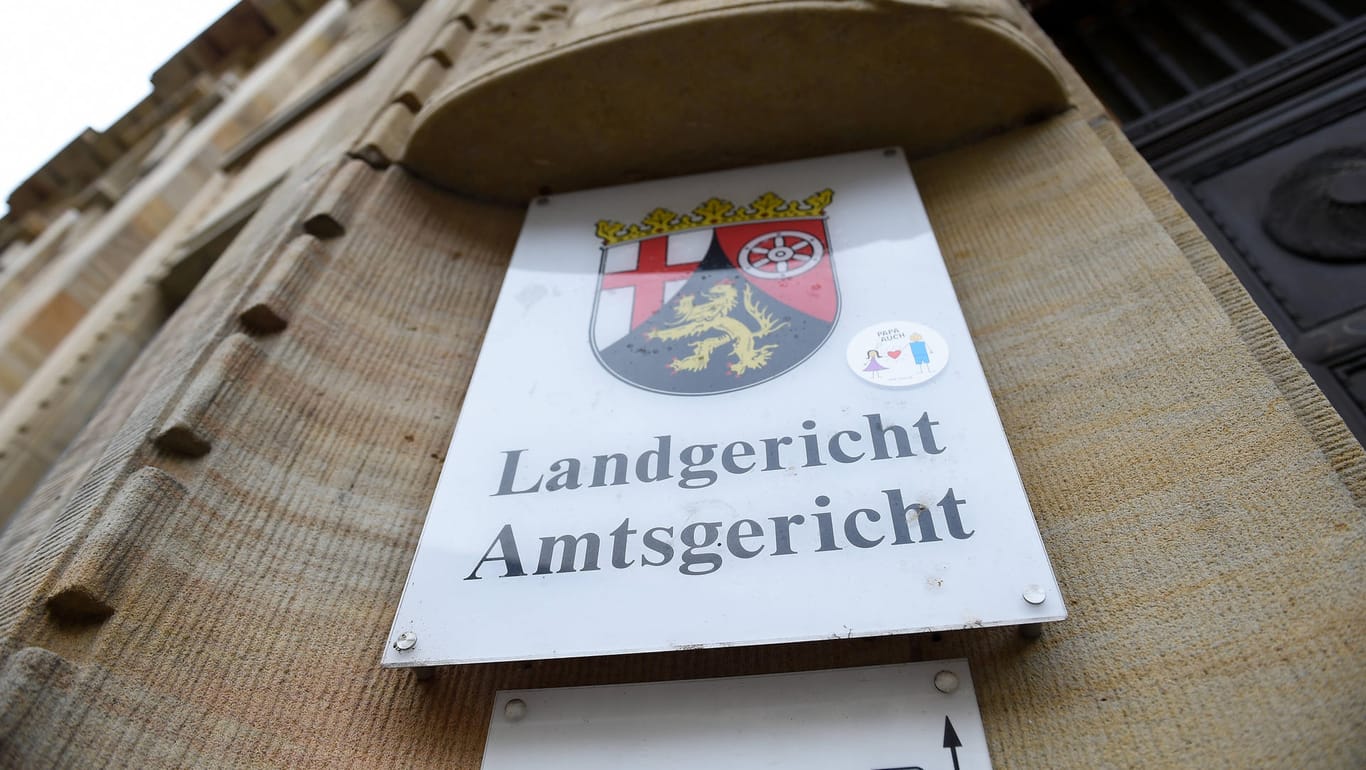 Auf einem Schild steht "Landgericht – Amtsgericht": In Mainz steht ein Mann wegen schwerer Körperverletzung vor Gericht.